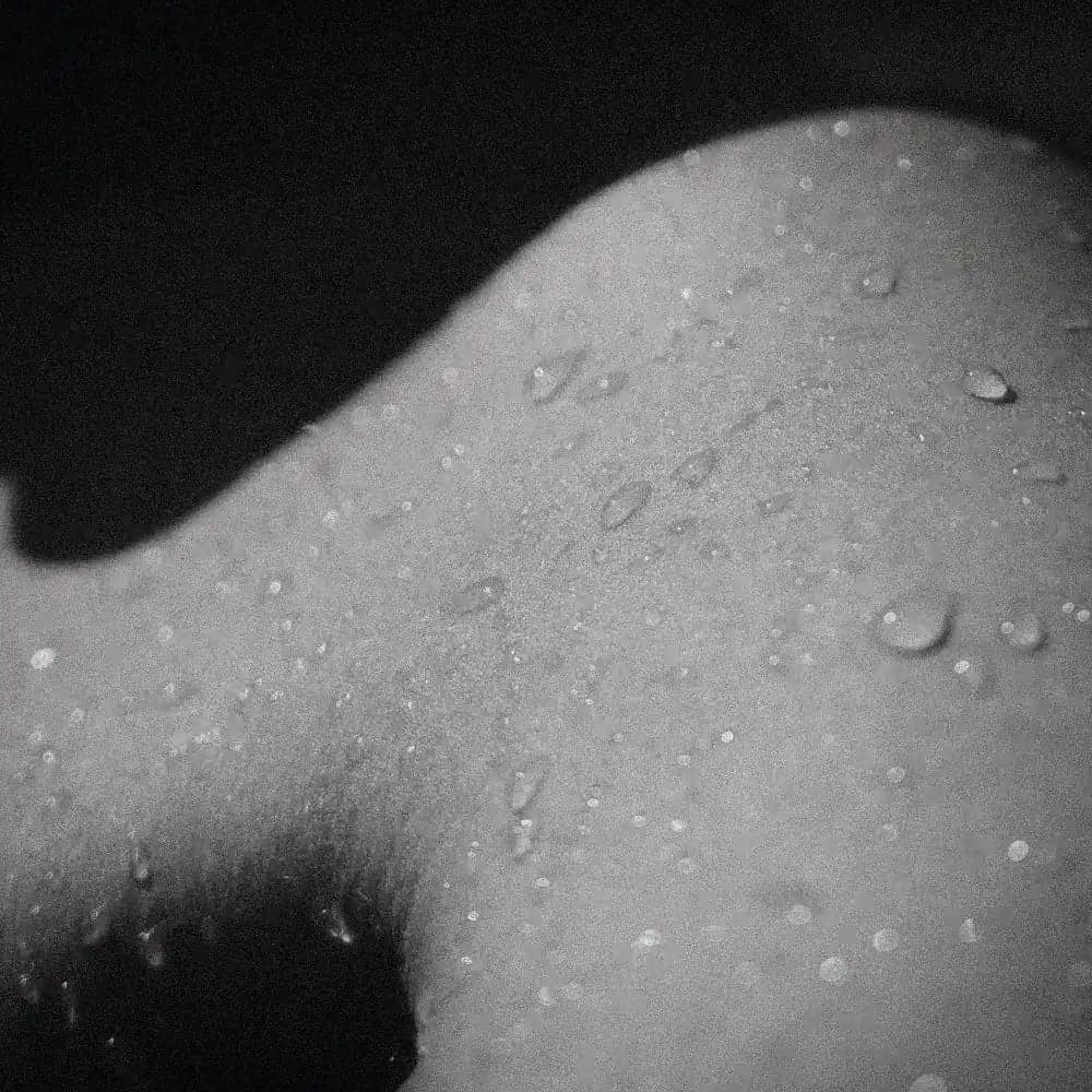 Bath sponge with water droplets